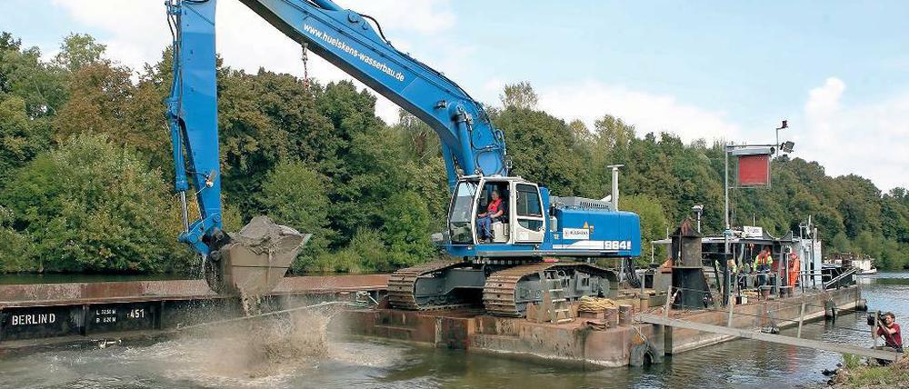 Ausgebaggert. Der Kanal wird nicht verbreitert, aber vertieft.
