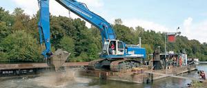 Ausgebaggert. Der Kanal wird nicht verbreitert, aber vertieft.