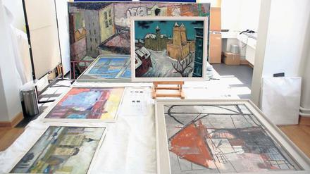 Bevor sie wieder an der Wand hängen. In der Werkstatt der Restauratoren werden Bilder aus dem Bestand des Potsdam Museums derzeit noch aufwendig überarbeitet. Ein Teil davon ist ab Sonntag in der Ausstellung „Stadt-Bild / Kunst-Raum“ zu sehen.