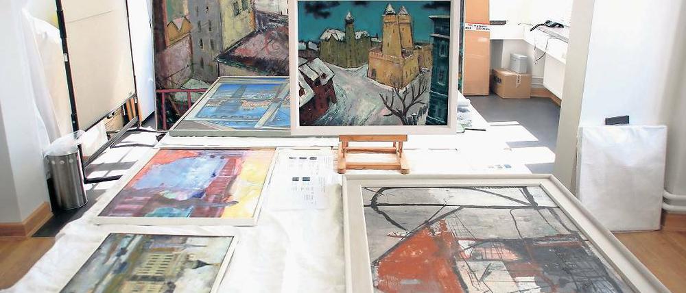Bevor sie wieder an der Wand hängen. In der Werkstatt der Restauratoren werden Bilder aus dem Bestand des Potsdam Museums derzeit noch aufwendig überarbeitet. Ein Teil davon ist ab Sonntag in der Ausstellung „Stadt-Bild / Kunst-Raum“ zu sehen.
