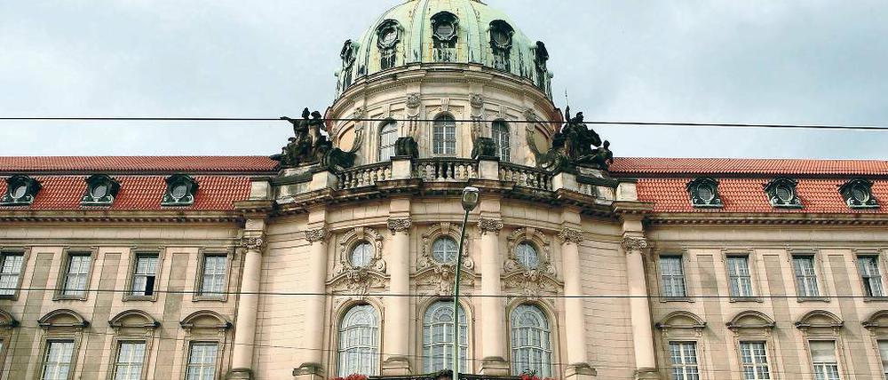 Monumental, aber marode. Das Potsdamer Stadthaus in der Friedrich-Ebert-Straße ist Sitz eines Teils der Stadtverwaltung. Das Bauwerk ist innen und außen sanierungsbedürftig. Doch die Stadt hat keine Mittel, um die nötigen Arbeiten zu bezahlen.