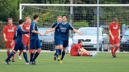 0:2. Thorsten Haubner (r.) jubelt mit seinen Michendorfer Mannschaftskameraden. Der zweite Treffer sechs Minuten vor der Pause bedeutete fast schon die Vorentscheidung im Landesliga-Derby beim SV Babelsberg 03 II.