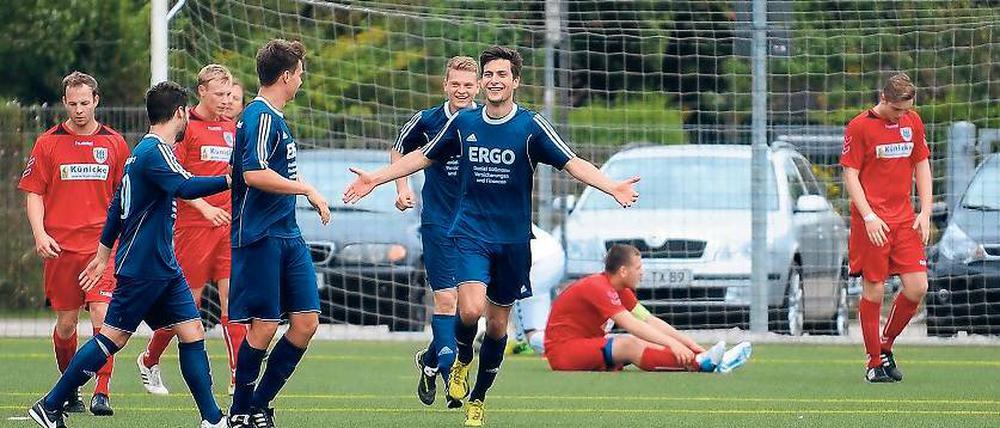0:2. Thorsten Haubner (r.) jubelt mit seinen Michendorfer Mannschaftskameraden. Der zweite Treffer sechs Minuten vor der Pause bedeutete fast schon die Vorentscheidung im Landesliga-Derby beim SV Babelsberg 03 II.