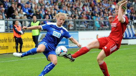 Tabea Kemme (Turbine, links) im Fight mit Lena Hackmann (Herford, rechts).