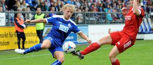 Tabea Kemme (Turbine, links) im Fight mit Lena Hackmann (Herford, rechts).