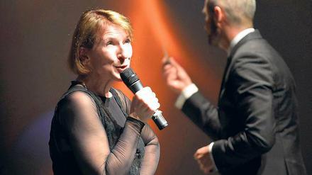 Traf den richtigen Ton. Dagmar Manzel sang, begleitet wurde sie dabei von der Kammerakademie Potsdam unter der Leitung von Antonello Manacorda (r.).