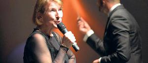 Traf den richtigen Ton. Dagmar Manzel sang, begleitet wurde sie dabei von der Kammerakademie Potsdam unter der Leitung von Antonello Manacorda (r.).