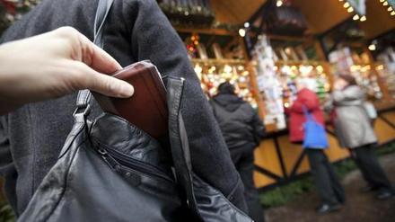 Nicht nur auf Weihnachtsmärkten unterwegs: Taschendiebe.