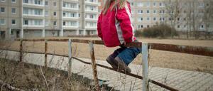 Ein Mädchen in einer Plattenbausiedlung in Frankfurt (Oder).