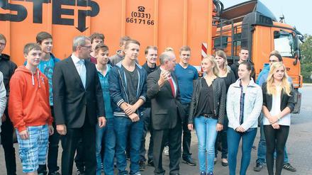 Gruppenfoto mit Chef. Wilfried Böhme zeigt den Azubis das Gelände.