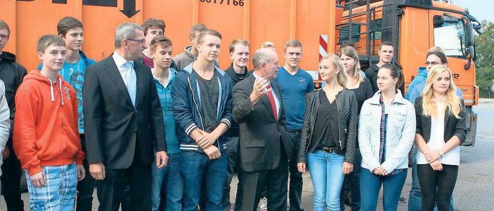 Gruppenfoto mit Chef. Wilfried Böhme zeigt den Azubis das Gelände.
