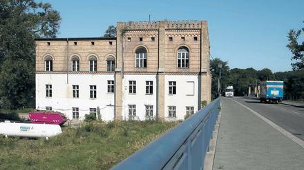 Zweischneidig. Mitten durch die Fahrländer Insel braust die Bundesstraße 2, auf der anderen Seite lockt dafür das Seeufer. Teils kriegen die neuen Häuser eigenen Wasserzugang.