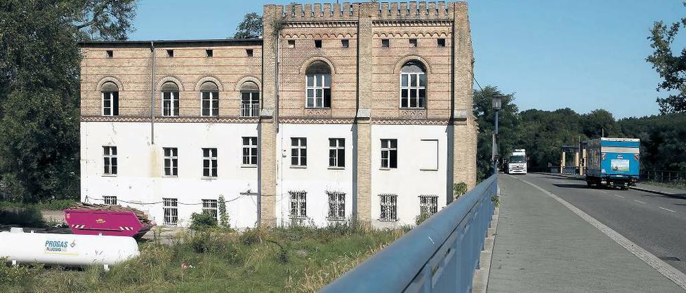 Zweischneidig. Mitten durch die Fahrländer Insel braust die Bundesstraße 2, auf der anderen Seite lockt dafür das Seeufer. Teils kriegen die neuen Häuser eigenen Wasserzugang.