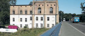 Zweischneidig. Mitten durch die Fahrländer Insel braust die Bundesstraße 2, auf der anderen Seite lockt dafür das Seeufer. Teils kriegen die neuen Häuser eigenen Wasserzugang.
