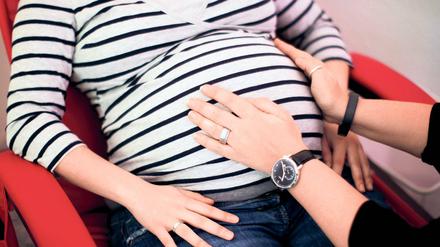Begehrt. Viele Hebammen in Potsdam sind schon über Monate ausgebucht. Dies liegt auch daran, dass die Zahl der Geburtshelferinnen stagniert, während die Geburtenrate in der Landeshauptstadt steigt. Viele Hebammen leiden unter den immer weiter steigenden Gebühren für die Haftpflichtversicherung.