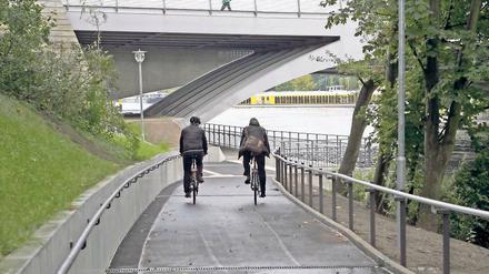 Unter dem Autoverkehr hindurch. Ein neu aufgeschütteter Abschnitt unter der Langen Brücke schließt eine Lücke im Uferwegenetz und spart Radfahrern und Fußgängern den Umweg über das Leipziger Dreieck und die vielbefahrene Kreuzung auf der Brücke selbst.