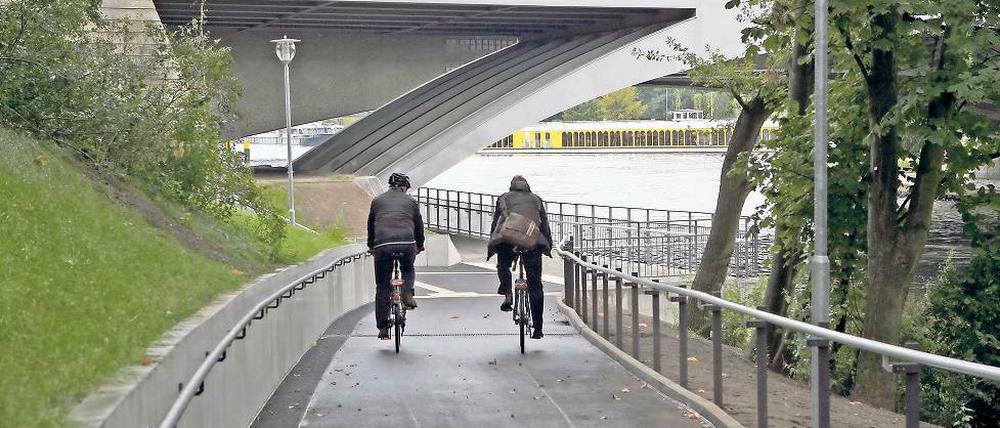 Unter dem Autoverkehr hindurch. Ein neu aufgeschütteter Abschnitt unter der Langen Brücke schließt eine Lücke im Uferwegenetz und spart Radfahrern und Fußgängern den Umweg über das Leipziger Dreieck und die vielbefahrene Kreuzung auf der Brücke selbst.