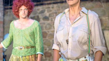 Wer ist Mann, wer ist Frau? In „Wie es euch gefällt“ lässt Regisseur Andreas Erfurth die Schauspieler von Shakespeare und Partner herrlich frei mit den Geschlechterklischees spielen.
