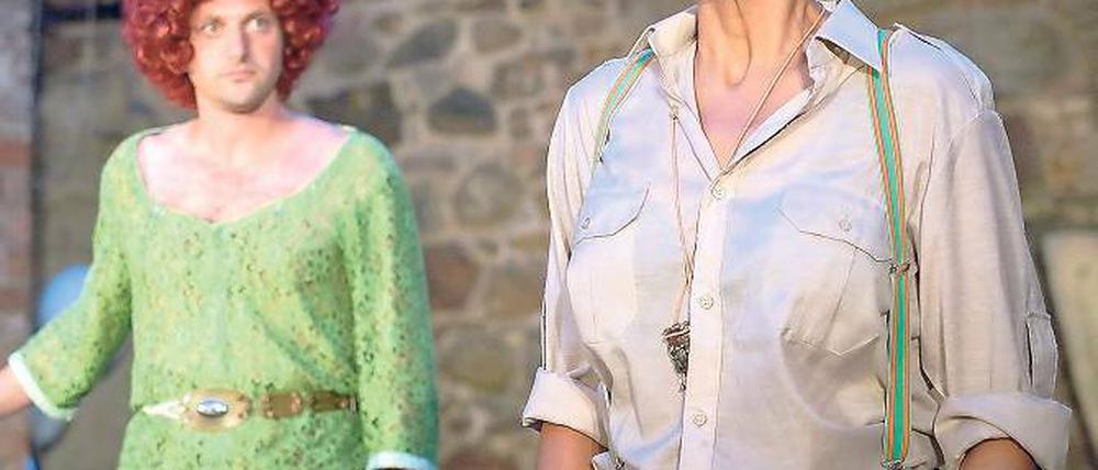 Wer ist Mann, wer ist Frau? In „Wie es euch gefällt“ lässt Regisseur Andreas Erfurth die Schauspieler von Shakespeare und Partner herrlich frei mit den Geschlechterklischees spielen.