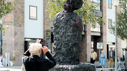 Mehr als nur Mahnung. Armandos Bronzeskulptur „Der Krieger“ bezieht sich zwar auf den Krieg, lässt aber mehrere Bedeutungsebenen zu.