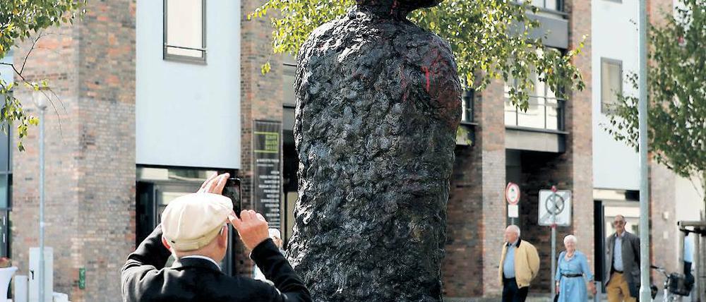 Mehr als nur Mahnung. Armandos Bronzeskulptur „Der Krieger“ bezieht sich zwar auf den Krieg, lässt aber mehrere Bedeutungsebenen zu.