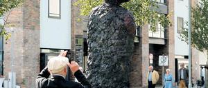 Mehr als nur Mahnung. Armandos Bronzeskulptur „Der Krieger“ bezieht sich zwar auf den Krieg, lässt aber mehrere Bedeutungsebenen zu.