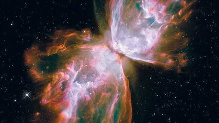 Unerwartete Ausblicke. Die Beobachtung des Universums durch Gravitationswellen wird der Forschung ganz neue Türen aufstoßen. Physiker erwarten einen völlig neuen Blick auf das Weltall (hier eine Gaswolke im Planetennebel NGC 6302).