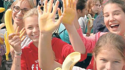 Symbolträchtig. 1 000 Bananen wurden am Dienstag beim Sommerfest der Steuben-Schule verteilt. Wie der brasilianische Fußballer Dani Alves bissen die Schüler hinein und setzten damit ein Zeichen gegen Rassismus.