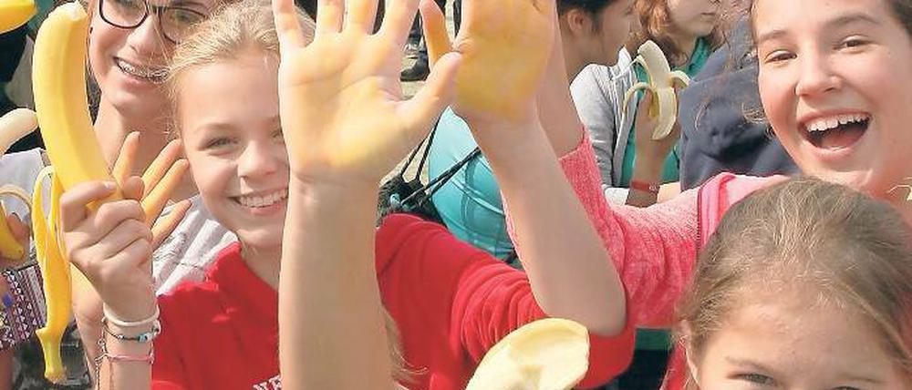 Symbolträchtig. 1 000 Bananen wurden am Dienstag beim Sommerfest der Steuben-Schule verteilt. Wie der brasilianische Fußballer Dani Alves bissen die Schüler hinein und setzten damit ein Zeichen gegen Rassismus.