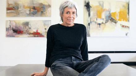 Mit mediterraner Stimmung. Die Malerin Elena Gatti vor ihren Bildern in den Ausstellungsräumen der Galerie Sperl.