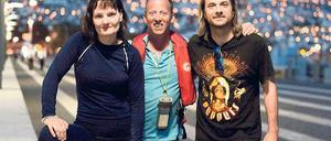 Geschafft. Veit Quack (mitte) und Anna Warnke bei ihrer Ankunft in Funchal mit dem Organisator des dortigen Rudervereins.