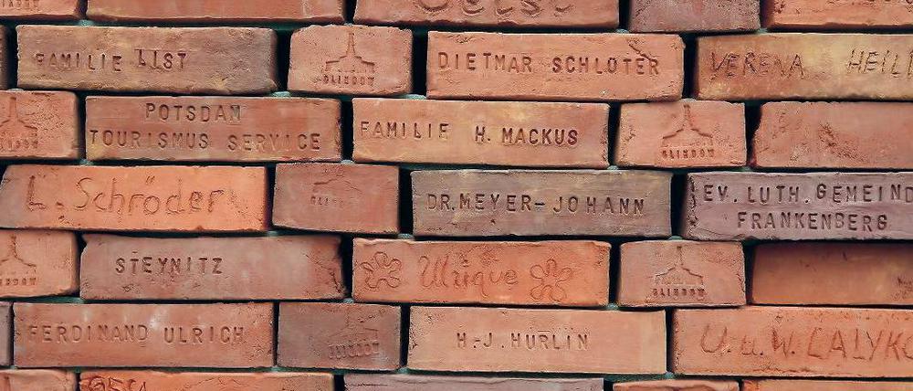 Umstrittenes Projekt. Solche Spender-Ziegelsteine sollen im Treppenhaus des Garnisonkirchen-Turms verbaut werden.