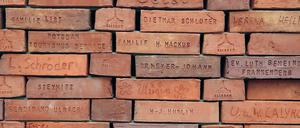 Umstrittenes Projekt. Solche Spender-Ziegelsteine sollen im Treppenhaus des Garnisonkirchen-Turms verbaut werden.