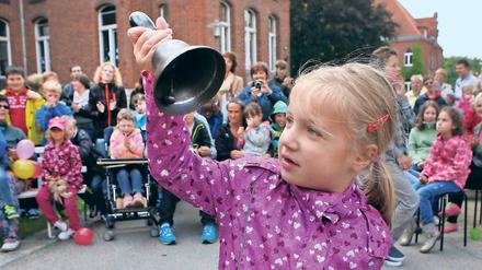 Zum ersten Mal läuten. An der Oberlinschule begann am Montagmorgen das neue Schuljahr mit dem traditionellen Einläuten. Wie jedes Jahr eröffnete das jüngste Schulkind symbolisch mit einer Glocke den Start ins Schuljahr in der Förderschule in Babelsberg.