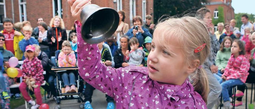 Zum ersten Mal läuten. An der Oberlinschule begann am Montagmorgen das neue Schuljahr mit dem traditionellen Einläuten. Wie jedes Jahr eröffnete das jüngste Schulkind symbolisch mit einer Glocke den Start ins Schuljahr in der Förderschule in Babelsberg.