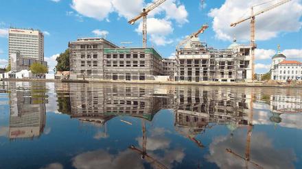Das Entreé zur Alten Fahrt. Größtes Bauvorhaben des Ensembles ist das fünfgeschossige Humboldt-Quartier (l.), rechts daneben sind die dem Wasser zugewandten Neubauten der Grundstücke Humboldtstraße 3 und 4 zu sehen. Auf diesen Grundstücken entstehen schlossseitig die Palazzi Pompei und Chiericati mit historischer Fassade.