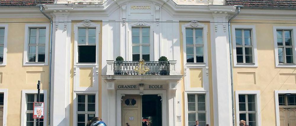 Rettende Idee. Das Schulhaus wäre nach der Wende fast verkauft worden.