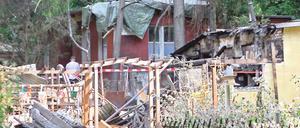 Nach dem Großbrand. Die Ursache des Feuers, das am Sonntag vier Häuser in Groß Glienicke verwüstete, ist bisher noch unklar. Die Hilfsbereitschaft in der Nachbarschaft für die Bewohner ist nach Angaben des stellvertretenden Ortsvorstehers groß.