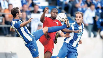 Kein Durchkommen für den SVB. Joaquim Makangu (M.) kann sich nicht gegen die Magdeburger Defensive mit Marius Sowislo (l.) und Christopher Handke durchsetzen.