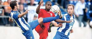 Kein Durchkommen für den SVB. Joaquim Makangu (M.) kann sich nicht gegen die Magdeburger Defensive mit Marius Sowislo (l.) und Christopher Handke durchsetzen.