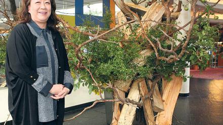 Passt nicht in jedes Wohnzimmer. Die Meisterin Akane Teshigahara vor einer ihrer Ikebana-Kreationen bei ihrem Besuch in Potsdam.
