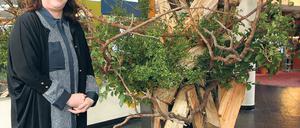 Passt nicht in jedes Wohnzimmer. Die Meisterin Akane Teshigahara vor einer ihrer Ikebana-Kreationen bei ihrem Besuch in Potsdam.