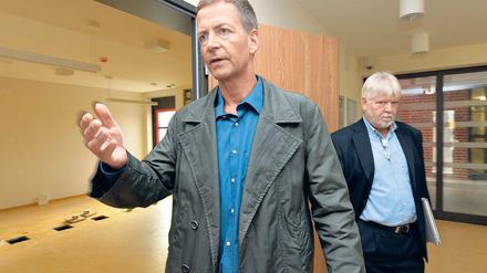 Rundgang. Der Leiter der Sicherungsverwahrung, Knut Sprenger, zeigte in Brandenburg an der Havel Justizminister Helmuth Markov (Die Linke, rechts) den Neubau der Sicherungsverwahrung der JVA. Rund zehn Millionen Euro kostete der Neubau.