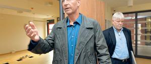 Rundgang. Der Leiter der Sicherungsverwahrung, Knut Sprenger, zeigte in Brandenburg an der Havel Justizminister Helmuth Markov (Die Linke, rechts) den Neubau der Sicherungsverwahrung der JVA. Rund zehn Millionen Euro kostete der Neubau.