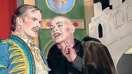 Intrigen funktionieren. Nicia (Georg Kaser) und Ligurio (Matthias Horn, r.).