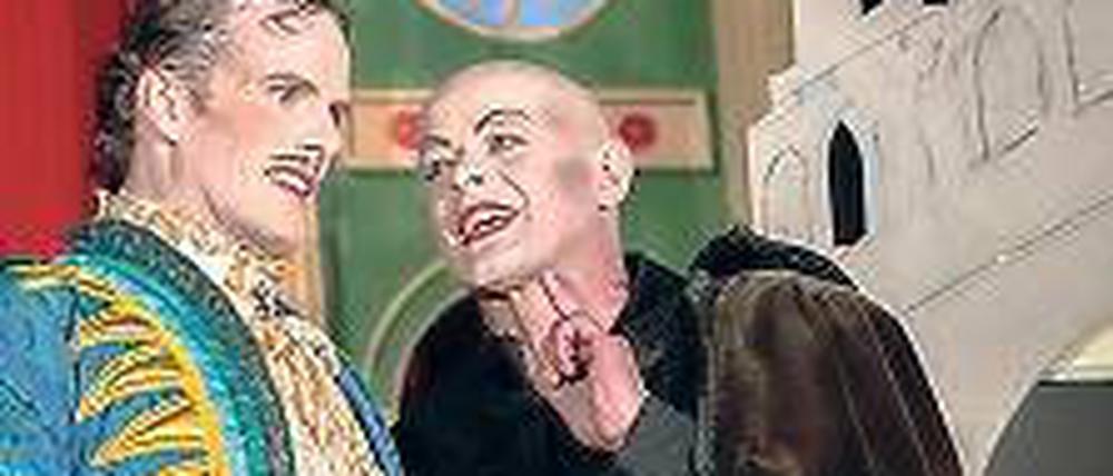 Intrigen funktionieren. Nicia (Georg Kaser) und Ligurio (Matthias Horn, r.).