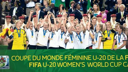 Auch sie haben es geschafft. Die U-19-Junioren sind Europameister, die Männer Weltmeister und der weibliche Nachwuchs ist es jetzt auch. Die U-20-Juniorinnen haben den nächsten großen internationalen Titel für den Deutschen Fußball-Bund gewonnen.