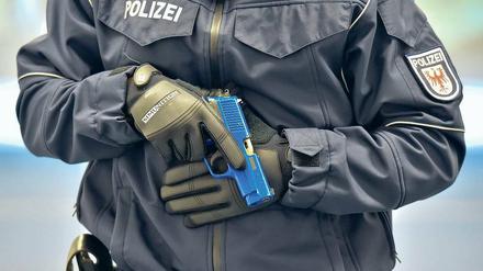 Sichtbar, um abzuschrecken. Ein Polizist zeigt eine Form der offensiven Waffenhaltung mit einer Trainingspistole.