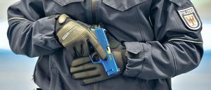 Sichtbar, um abzuschrecken. Ein Polizist zeigt eine Form der offensiven Waffenhaltung mit einer Trainingspistole.