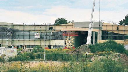 Dauerbaustelle. Einige Bauarbeiter waren am gestrigen Freitag an der Fassade der Blütentherme beschäftigt. Manche Baufirmen seien aber bereits abgesprungen.